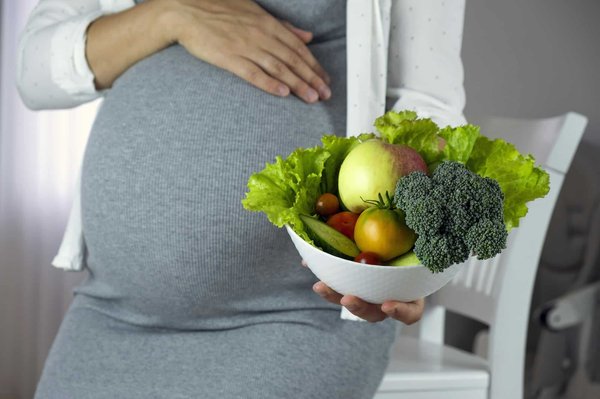Alimentation et grossesse : comment bien nourrir votre bébé à naître