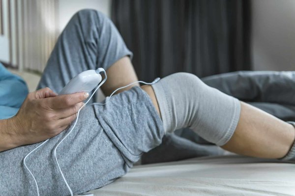 Comment le TENS cible-t-il les douleurs articulaires du genou ? Explications et mode d'emploi