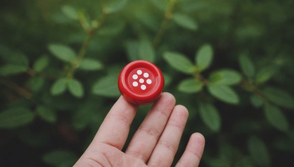 Petit bouton rouge : découvrez les astuces qui font la différence